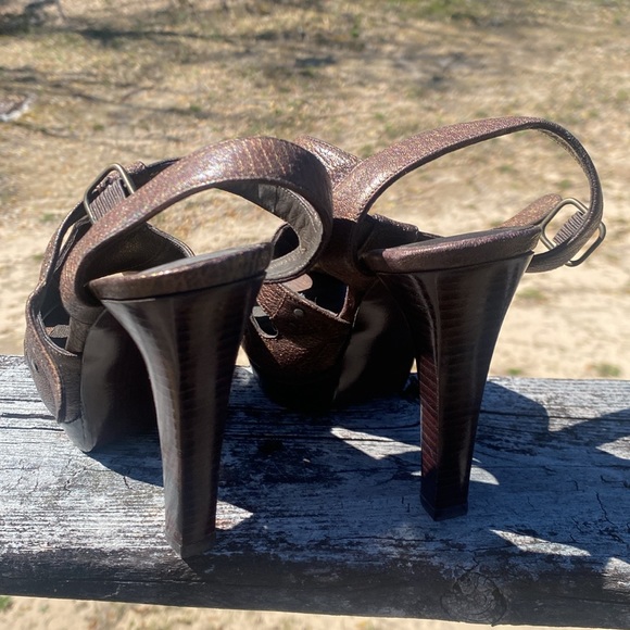 Stuart Weitzman Size 5 Brown/Gold T Strap Sandals - Picture 3 of 5